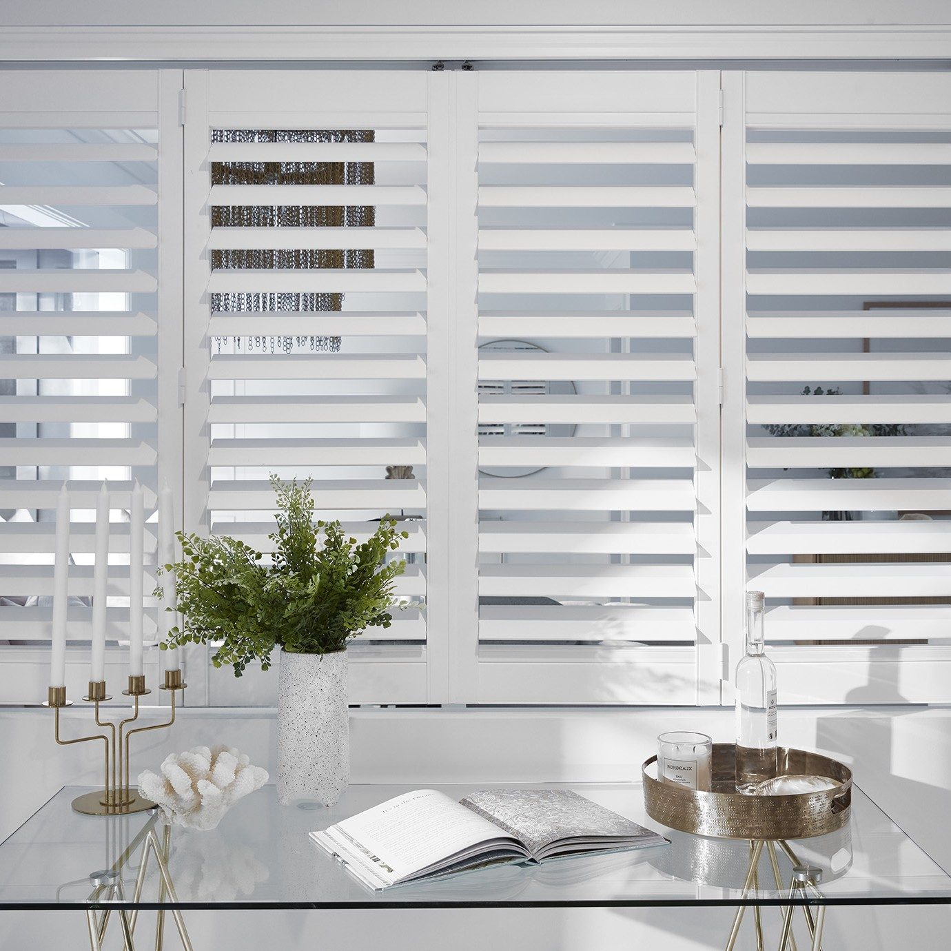 Polyresin shutters bifolding dividing two rooms