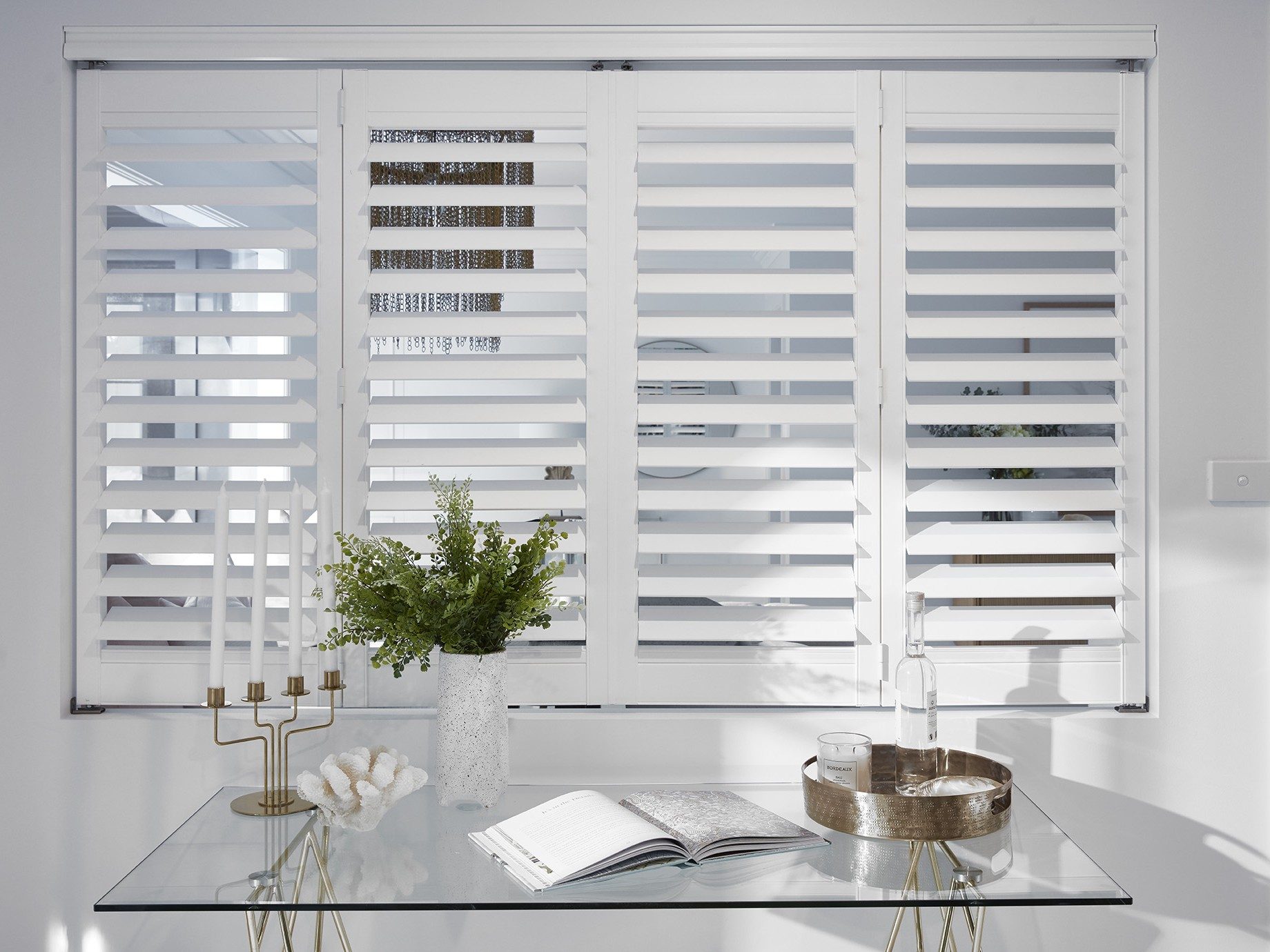 Polyresin shutters bifolding dividing two rooms