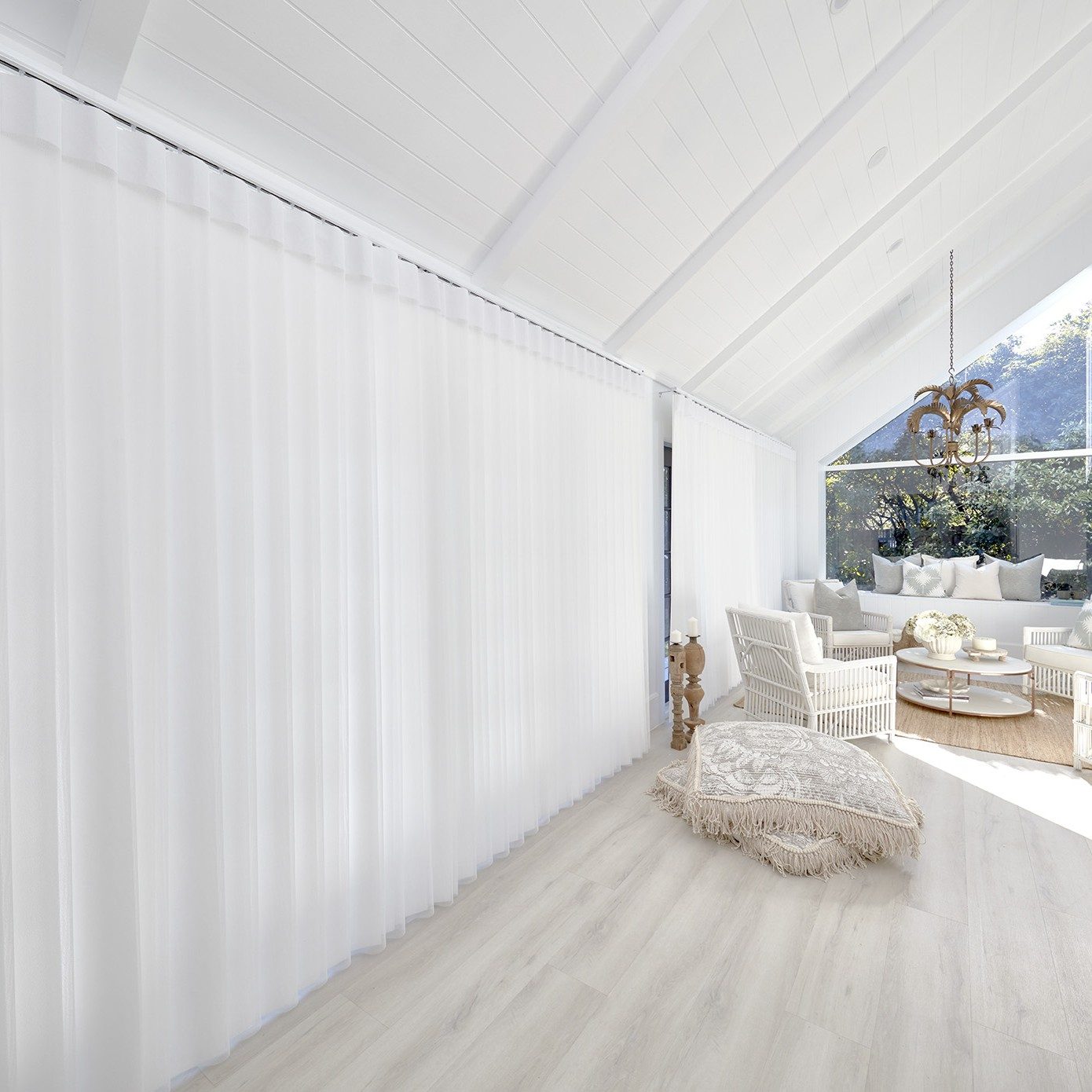 VeriShade XT™ white lounge setting