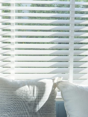 Venetian Blinds white large slats